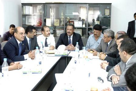 رئيس الوزراء لدى لقائه بقيادة مصافي عدن